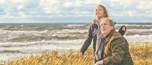 Lebensfreude: Thomas Wintersperger (Ulrich Tukur) mit Max’ Enkelin Lena (Ksenija Sisko) beim Drachensteigen an der Ostsee.