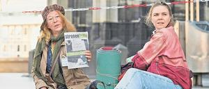 Auf der Dom-Platte: Die Obdachlose Monika Keller (Rike Eckermann, links) kümmert sich um Ella Jung (Ricarda Seifried), die vor ihrem gewalttätigen Mann geflohen ist.