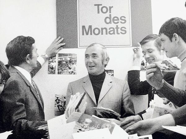 Völlig schwerelos. Ernst Huberty (oben) und Mitarbeiter sichten im April 1971 rund 250 000 Zuschriften zum „Tor des Monats“. 