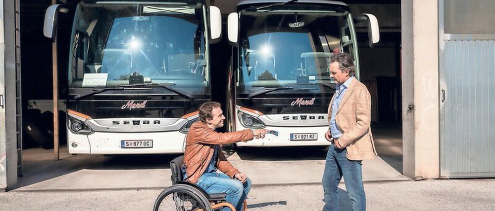 Macht sich verdächtig: Bustour-Unternehmer Rudi Mandl (Harald Schrott, rechts) wird von Major Peter Palfinger (Florian Teichtmeister) befragt. 