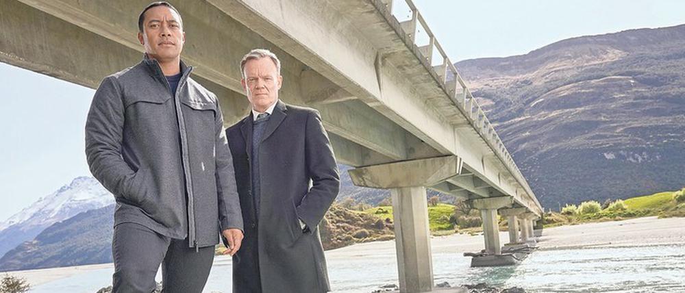 Ankunft. Detective Ariki Davis (Dominic Ona-Ariki, links) muss mit seinem neuen Vorgesetzten Stephen Tremaine (Joel Tobeck) den Todesfall an der berüchtigten Selbstmörder-Brücke One Lane Bridge aufklären. 
