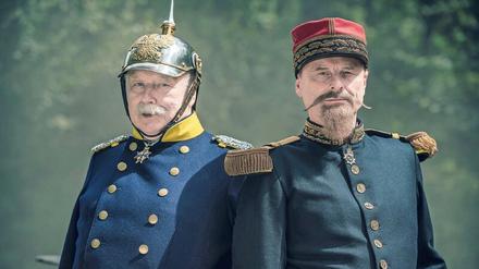 Im Angesicht der Niederlage ergibt sich der französische Kaiser Napoleon III. (Hubertus Hartmann, rechts) Otto von Bismarck (Thomas Thieme).