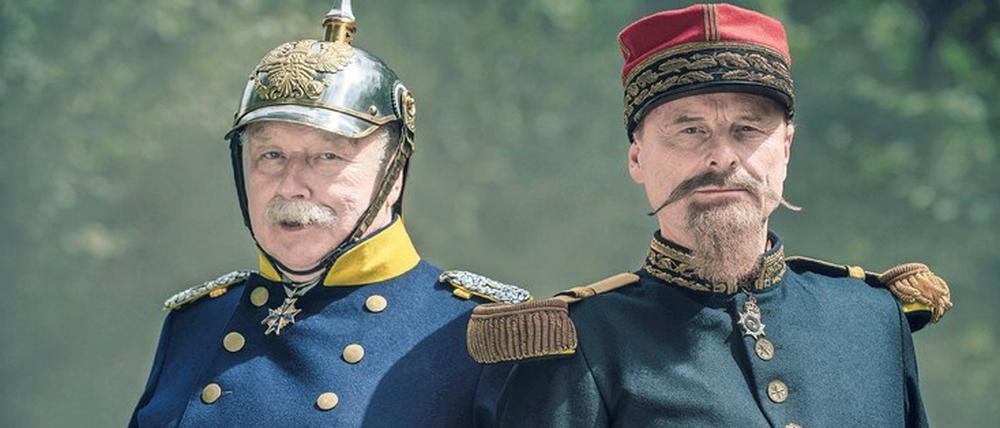 Im Angesicht der Niederlage ergibt sich der französische Kaiser Napoleon III. (Hubertus Hartmann, rechts) Otto von Bismarck (Thomas Thieme).