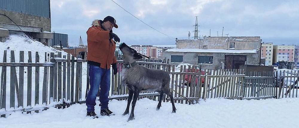Noch friert es.  Ein indigener Bewohner im sibirischen Pewek und sein Rentier. 