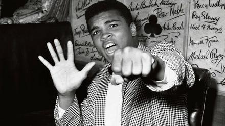 Erst die Show, dann der Kampf. Fünf Runden gab Muhammad Ali – 1963 hieß er noch Cassius Clay – seinem Gegner Henry Cooper bis zum Knock-out.
