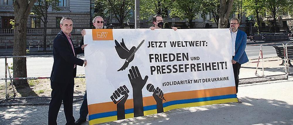 In Sichtweite. Mitglieder des Deutschen Journalisten-Verbandes demonstrieren zum Tag der Pressefreiheit vor der russischen Botschaft Unter den Linden. 