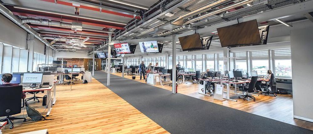 Großraum der kurzen Wege: Der crossmediale Newsroom versorgt die verschiedenen Mediengattungen des RBB mit Nachrichten. 