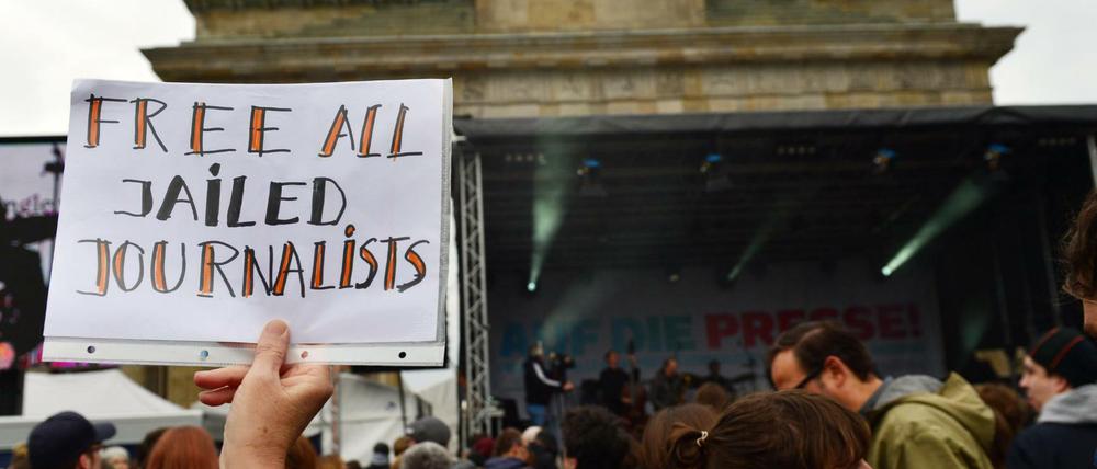 Demonstranten protestieren am  Brandenburger Tor für die Freilassung inhaftierter Journalisten.