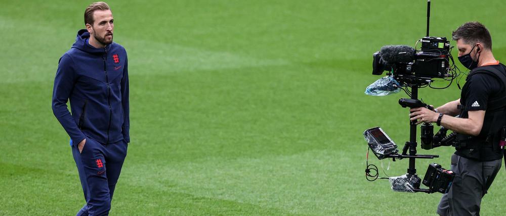 Vor dem Spiel: Der englische Spieler Harry Kane wird beim Gang über den Rasen von Wembley gefilmt. 