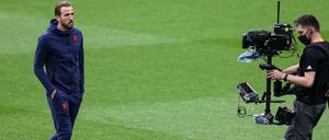 Vor dem Spiel: Der englische Spieler Harry Kane wird beim Gang über den Rasen von Wembley gefilmt. 
