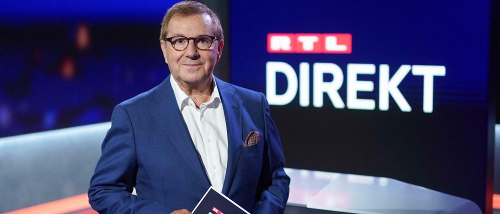 Jan Hofer im Studio des Nachrichtenjournals "RTL Direkt". Der Ex-"Tagesschau"-Sprecher moderiert sachlich und unaufgeregt.