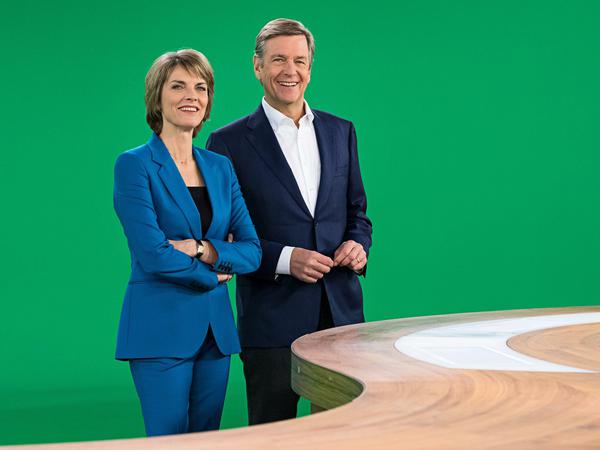 Marietta Slomka und Claus Kleber in der "grünen Hölle" des "heute-journals". Bilder, Signets und Grafiken werden für die Zuschauer sichtbar in den dreidimensionalen Raum projiziert.
