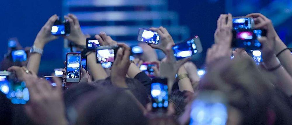 Fans halten bei einem Justin-Bieber-Konzert ihre Smartphones in die Höhe