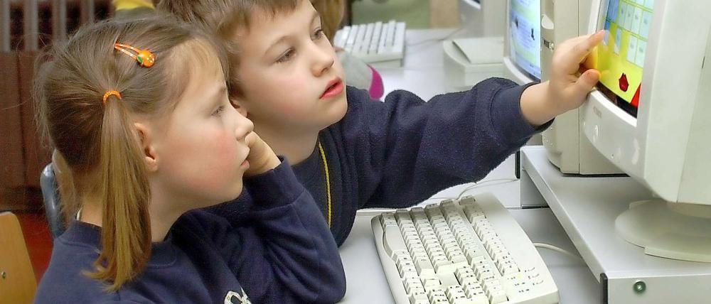 Kaum in der Schule, schon vor dem Computer. Kids im Netz.