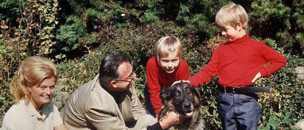 War einmal eine Familie. Hannelore Kohl, Helmut Kohl und die beiden Söhne Walter (zweiter von rechts) und Peter. 