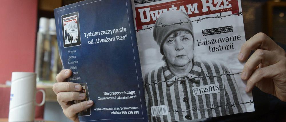 Angela Merkel in KZ-Uniform auf dem Cover der polnischen Zeitschrift "Uwazam Rze". Die Überschrift dazu lautet: Geschichtsfälschung.
