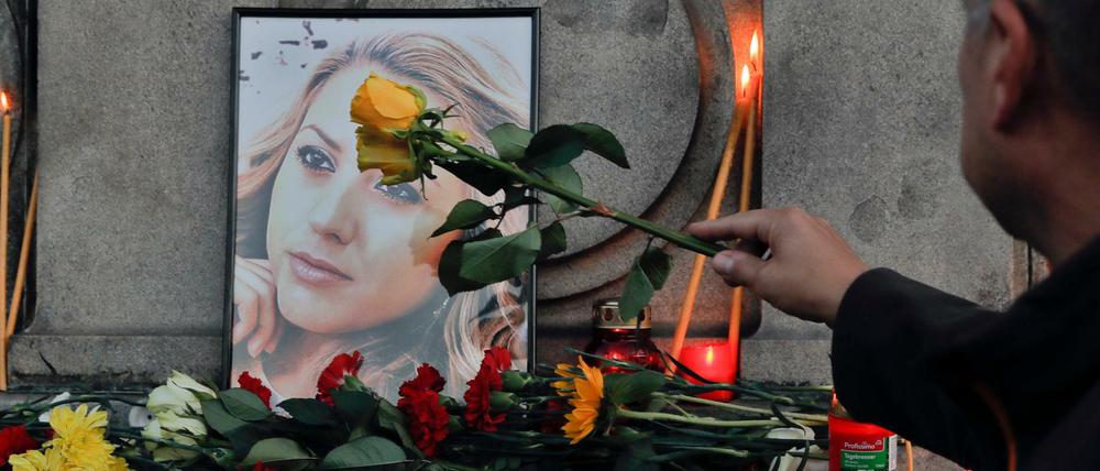 Ein Porträt der getöteten Fernsehreporterin Wiktorija Marinowa steht während einer Mahnwache auf dem Freiheitsdenkmal. 