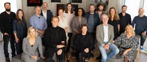 Team Netflix: Firmenchef Reed Hastings (vorne rechts) bei der Eröffnung des Berliner Büros für den deutschsprachigen Raum. Mit dabei auch Matthias Schweighöfer (vorne links), der die erste deutsche Serie von Amazon Prime produziert hat. 