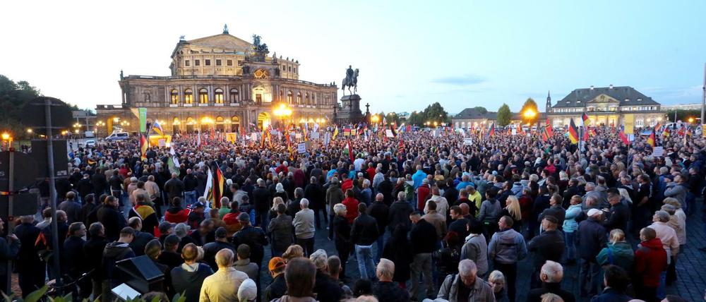 Mehr Zulauf: Bis zu 7500 Pegida-Demonstranten versammelten sich in Dresden. Dabei wurde zwei Journalisten angegriffen.