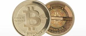 Bitcoin ist eine digitale Währung - sie braucht keine Münzen. Der Amerikaner Mike Caldwell hat trotzdem welche prägen lassen. Auf jeder der Münzen ist ein Bitcoin-Code gespeichert, sie lassen sich also in eine virtuelle Bitcoin-Börse hochladen.