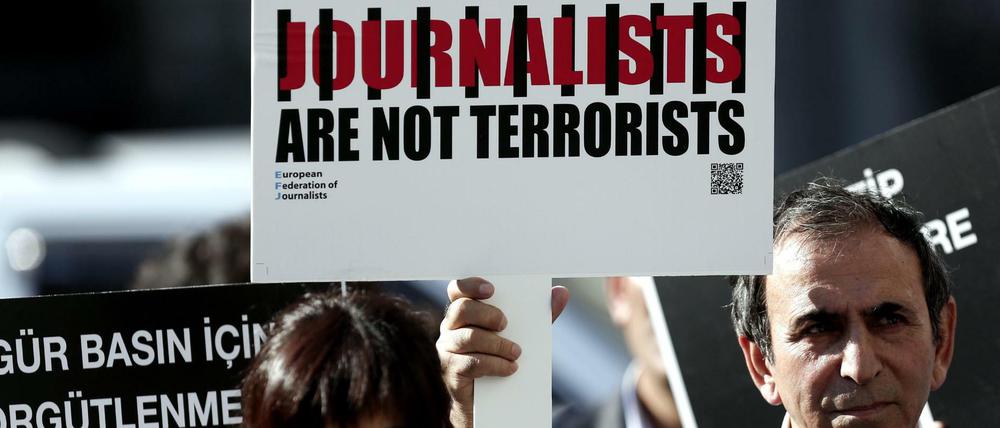 Türkische Journalisten demonstrieren für inhaftierte Kollegen. Archivbild von 2013.