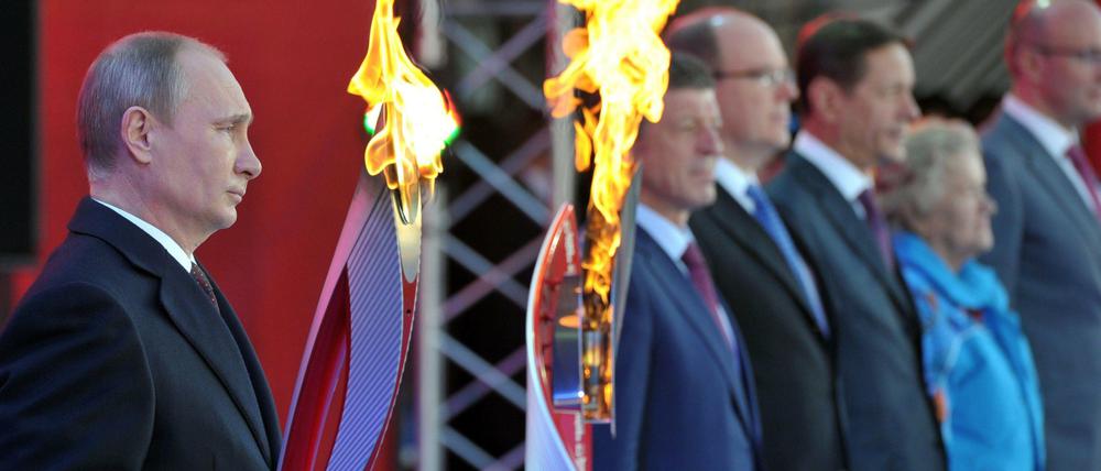 Alles unter Kontrolle. Russlands Präsident Wladimir Putin mit Feuer, mit dem die Olympischen Winterspiele 2014 in Sotschi eröffnet werden sollen. 