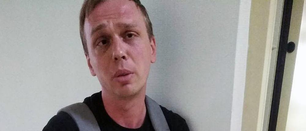 Der Investigativ-Journalist Iwan Golunow auf einer Polizeistation. Die russische Polizei hat in Moskau einen Investigativ-Journalisten festgenommen. Die Ermittler werfen Golunow Drogenbesitz vor. 