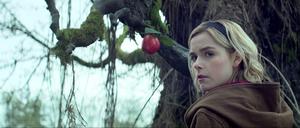 Der Apfel der Erkenntnis bekommt der jungen Halbhexe in der Netflix-Horrorserie "Chilling Adventures of Sabrina" nicht gut. 