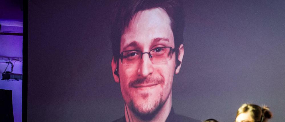 Whistleblower Edward Snowden spricht auf der re:publica per live-Schaltung mit dem Publikum.