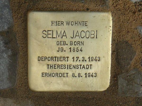 In der Berliner Güntzelstraße liegt der Stolperstein des Nazi-Opfers Selma Jacobi, die im Ghetto Theresienstadt ermordet worden ist. 