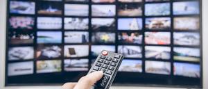 Moderne Fernseher - so genannte Smart TVs - können weit mehr als das TV-Programm wiedergeben. Das Bundeskartellamt moniert nun, dass die Gerätehersteller beim Nutzen der interaktiven Dienste zu viele Daten erheben