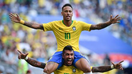 Neymar jubelt, auf dem Rücken von Paulinho.