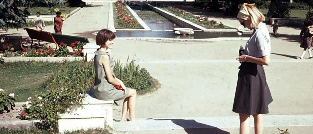 Kabul in den 1960er Jahren. Zwei Frauen in den Paghman Gardens.