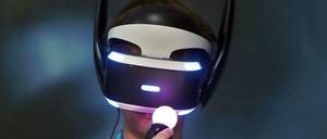 Mit Batman auf der Gamescom. Die spitzen Ohren auf der VR-Brille stammen aus der Comic-Reihe, von seiner Umwelt bekommt der Spieler nichts mit. 