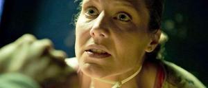 "Mehr Horror- als Familienkrimi": Die langjährige "Tatort"-Darstellerin Franziska (Tessa Mittelstaedt) wird von ihrem Entführer mit einem Kabelbinder stranguliert.