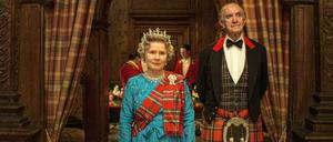 In Staffel fünf von „The Crown“ übernimmt Imelda Staunton die Rolle von Queen Elizabeth II. An ihrer Seite Jonathan Pryce als Prinz Philip. 