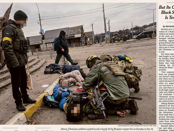 „Das war das Ziel, die Zivilisten“. Das Foto von Kriegsreporterin Lynsey Addario zeigt die Folgen der russischen Invasion in der Ukraine ungeschönt. Auf der Titelseite der „New York Times“ wurden die Gesichter der Opfer unverpixelt gezeigt. 