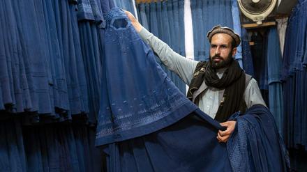 Den Mund verbieten. Journalisten in Afghanistan müssen sich verstecken, die Taliban verordnen völlige Unterwerfung.