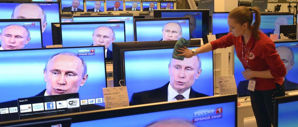 Fernseher zeigen das Konterfei von Präsident Wladimir Putin.
