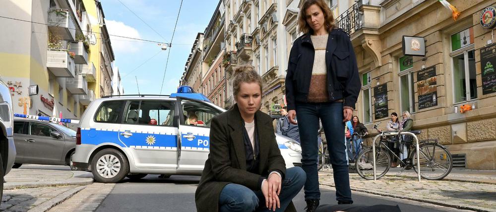  Anna Schneider (Milena Tscharntke) ist auf offener Straße tot zusammengebrochen, das untersuchen Leo Winkler (Cornelia Gröschel, l) und Karin Gorniak (Karin Hanczewski) in einer Szene des «Tatort: Unsichtbar».