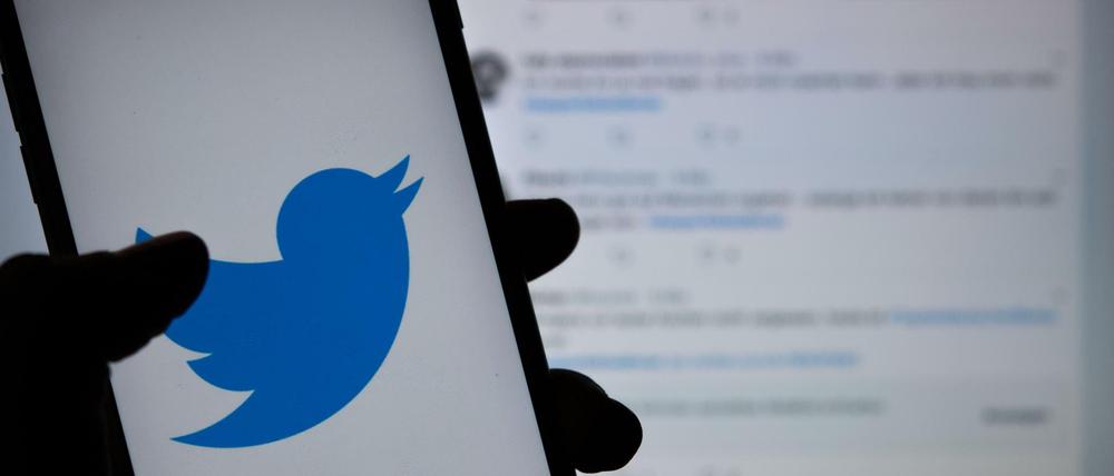  Twitter wird weltweit keine politischen Inhalte mehr als Werbung verbreiten - und stellt sich damit klar gegen den großen Rivalen Facebook. 