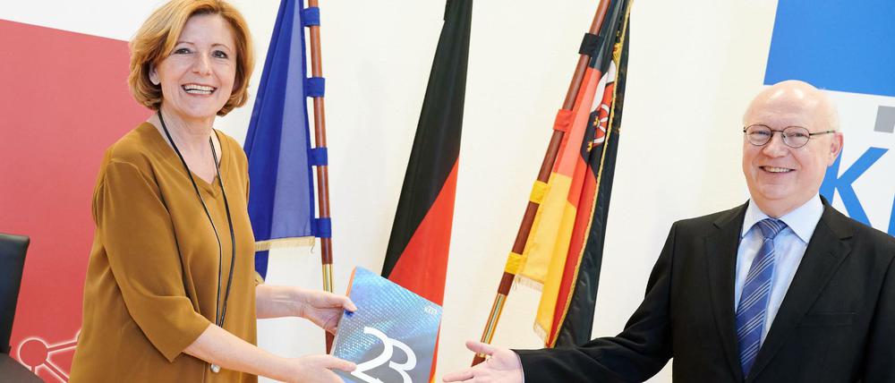 Malu Dreyer ( SPD ), Ministerpräsidentin von Rheinland-Pfalz, bekommt den 23. KEF-Bericht vom Kommissionsvorsitzenden Martin Detzel überreicht.