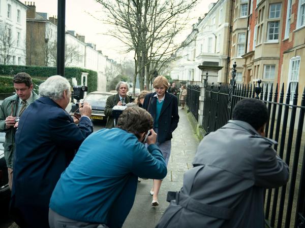 Von der Pressemeute gejagt: Das britische Königshaus gelingt es nicht, Diana Spencer (Emma Corrin) vor den aufdringlichen Boulevardjournalisten zu schützen. Auch ihr Verlobter Prinz Charles ist ihr keine große Hilfe. 