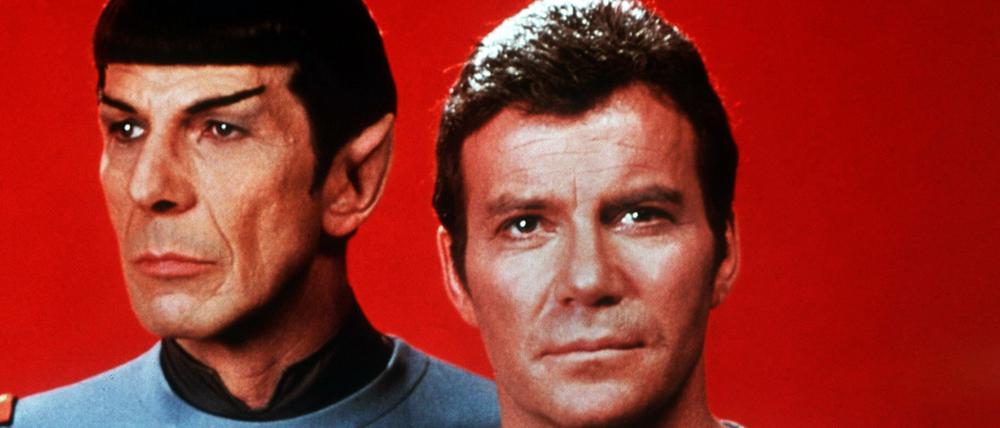 William Shatner (rechts) als Captain James T. Kirk, Commander des Raumschiffes Enterprise, und Leonard Nimoy als Crewmitglied Spock vom Planeten Vulkan. 
