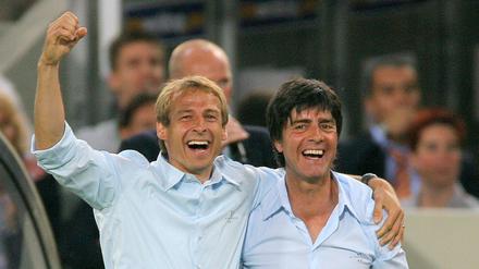 Beim WM-Sommermärchen arbeitete Jürgen Klinsmann (links) als Bundestrainer und Joachim Löw war Co-Trainer. Als RTL-Experte wird Klinsmann den heutigen Bundestrainer Löw kritisieren müssen und loben dürfen.