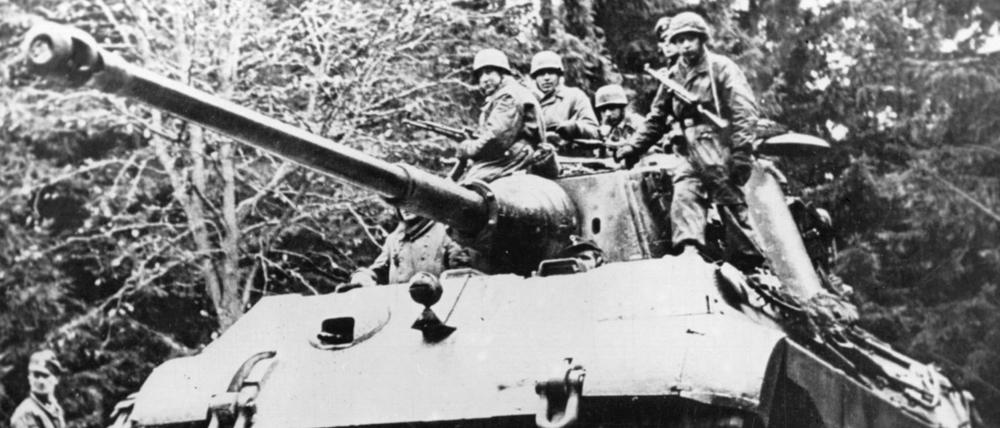 Ein Königstiger-Panzer der Wehrmacht während der Ardennenoffensive 1944