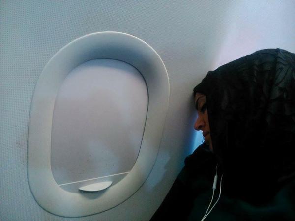 Zeinab ist nach fünf Tagen als Schlepperin erschöpft im Flugzeug kurz eingeschlafen - trotz akuter Flugangst. 