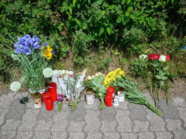 Kerzen, Blumen und Figuren zum Gedenken an die getötete 15-Jährige.