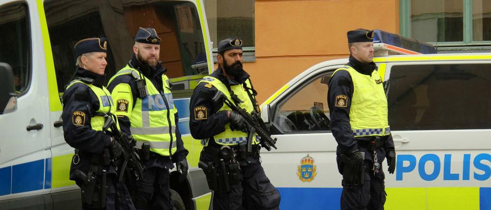 Schwedische Polizisten bei einem Einsatz (Symbolbild).  
