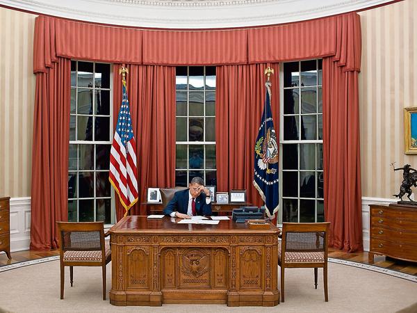 Barack Obama hat wie die meisten seiner Vorgänger den „Resolute Desk“ als Schreibtisch.